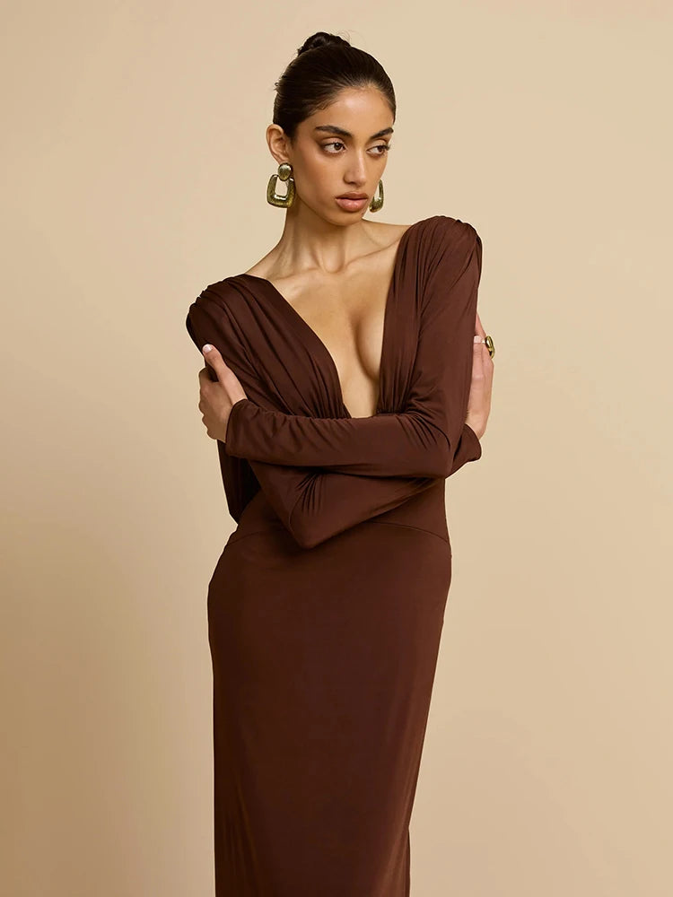 שמלת מקסי עם מחשוף עמוק