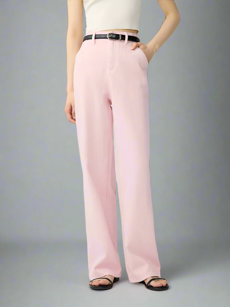 ג׳ינס מחויט ונוח בגזרה ישרה