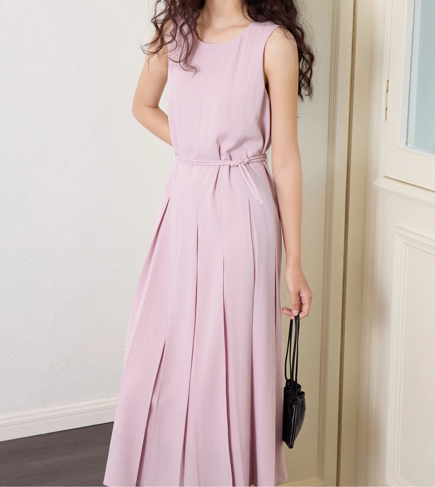 שמלת מידי מחויטת אלגנטית