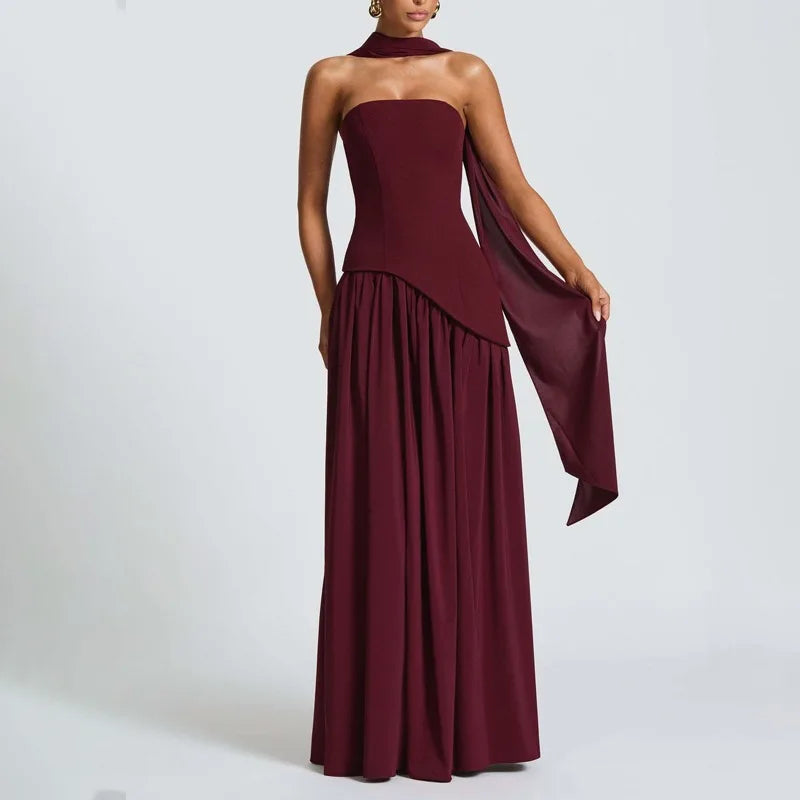 שמלת סטרפלס יוקרתית בשילוב קפלים ושסע