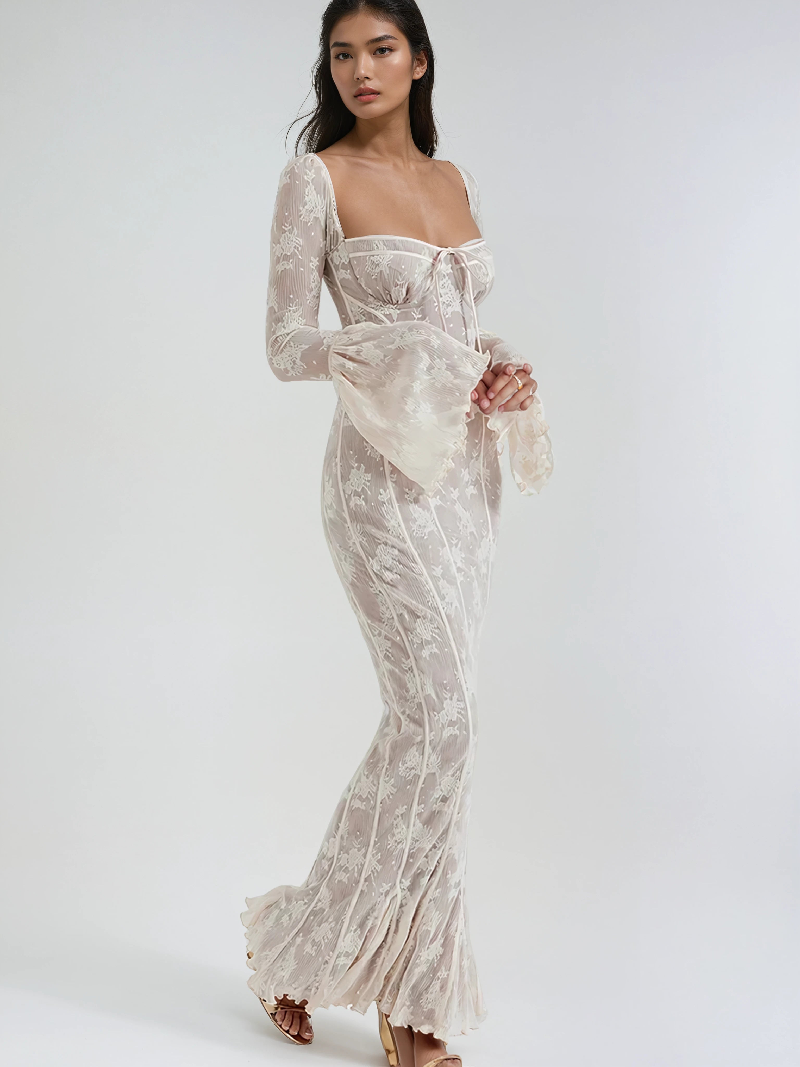 שמלת תחרה עדינה אלגנטית