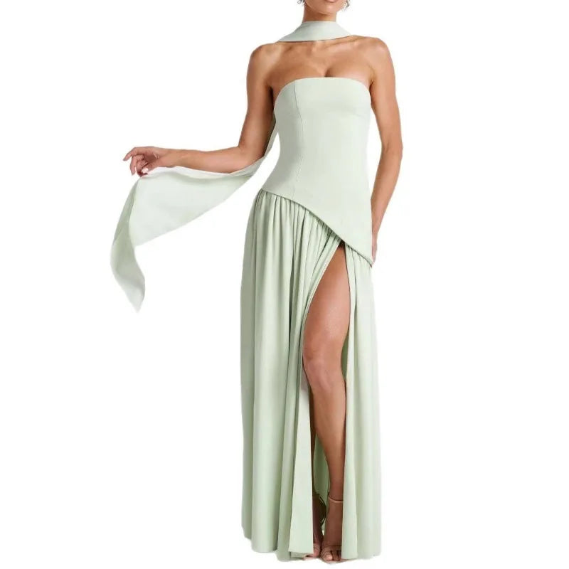 שמלת סטרפלס יוקרתית בשילוב קפלים ושסע