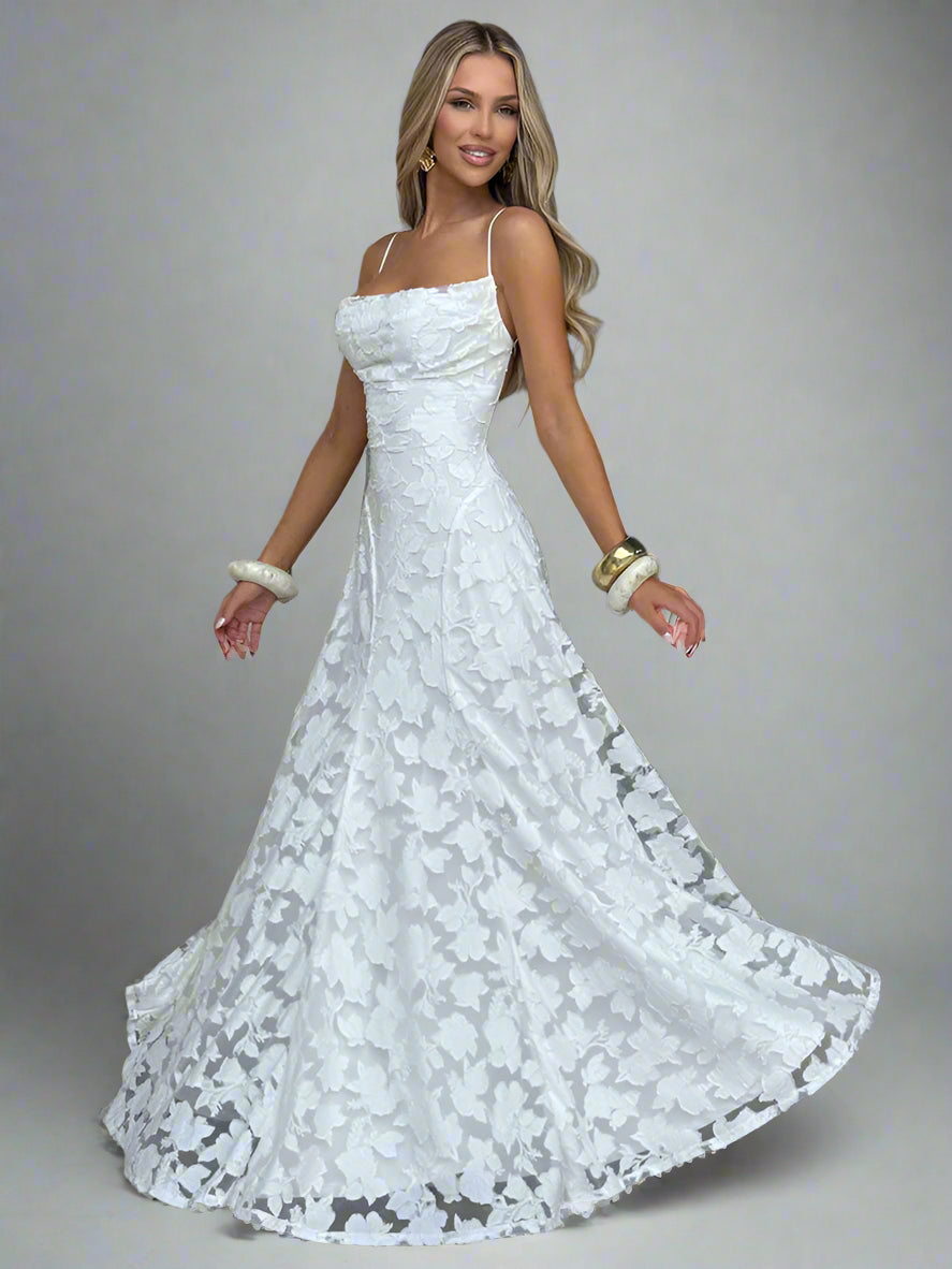 שמלת תחרה מעוצבת