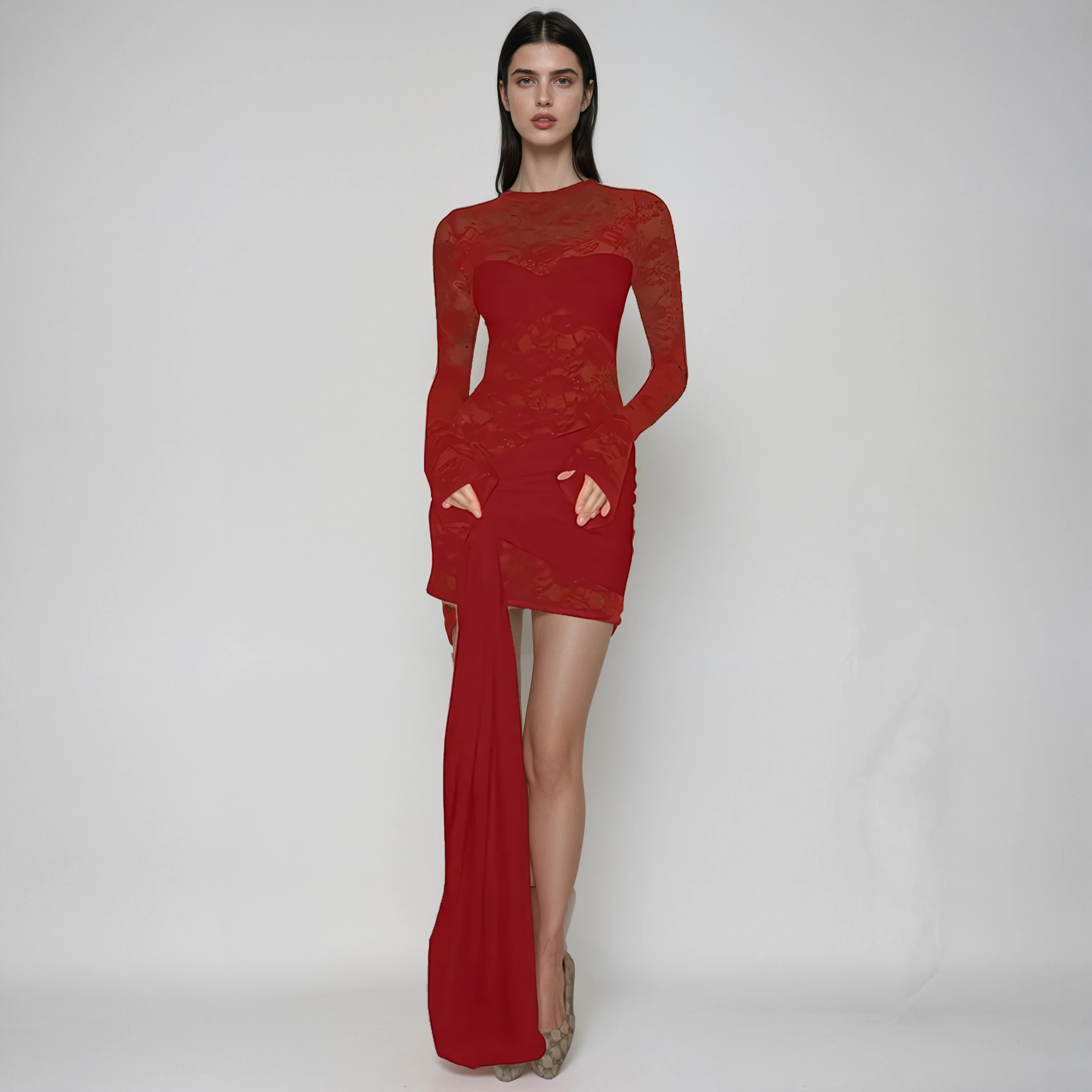 שמלת תחרה אלגנטית בשילוב שובל