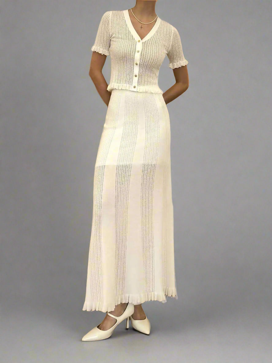 חליפת חצאית מחויטת וקלילה