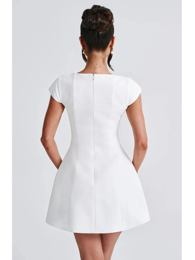 שמלת מיני בגזרת פעמון ומחשוף מרובע