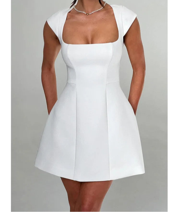 שמלת מיני בגזרת פעמון ומחשוף מרובע