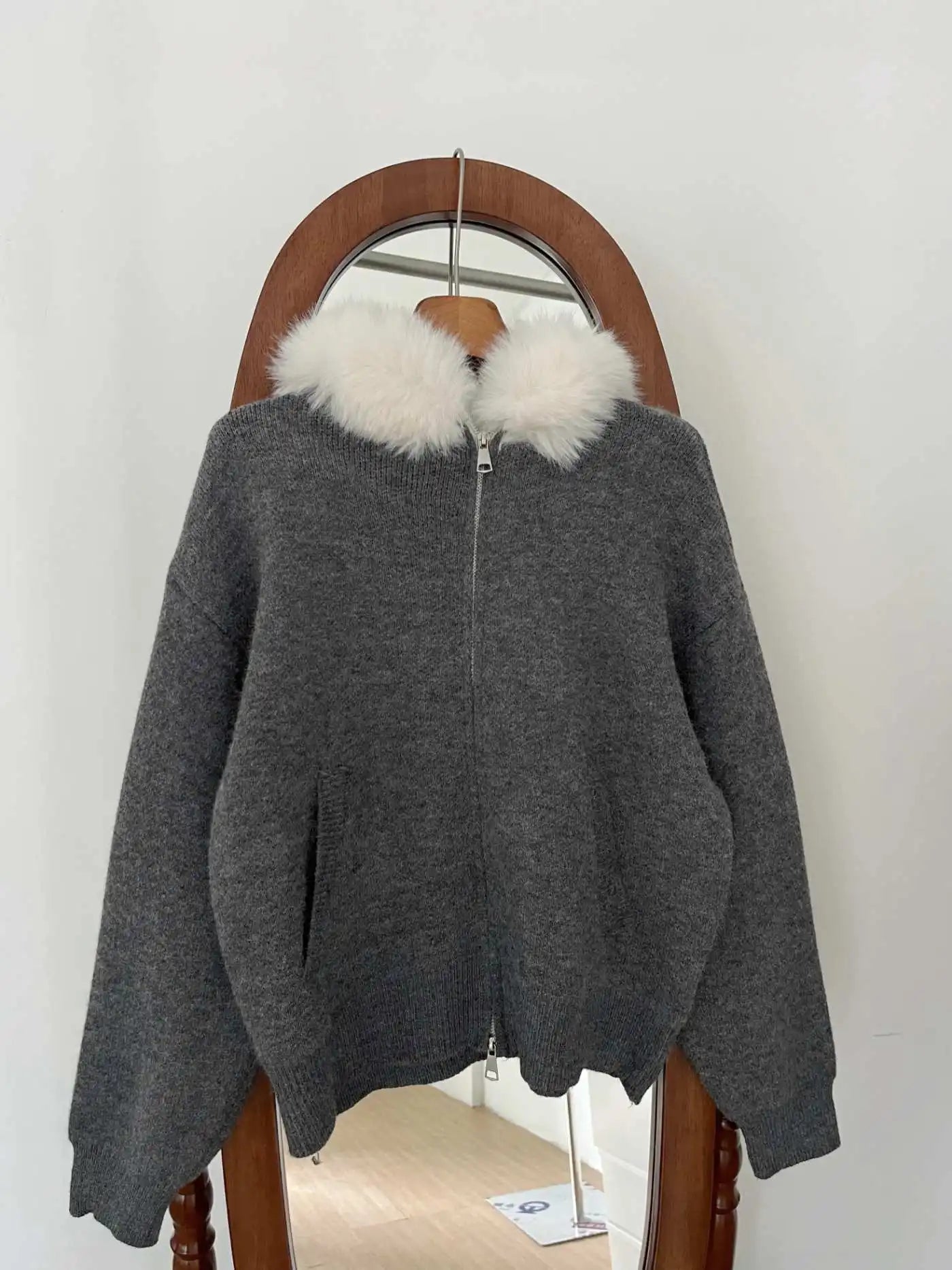 סוודר צווארון פרווה - דלית