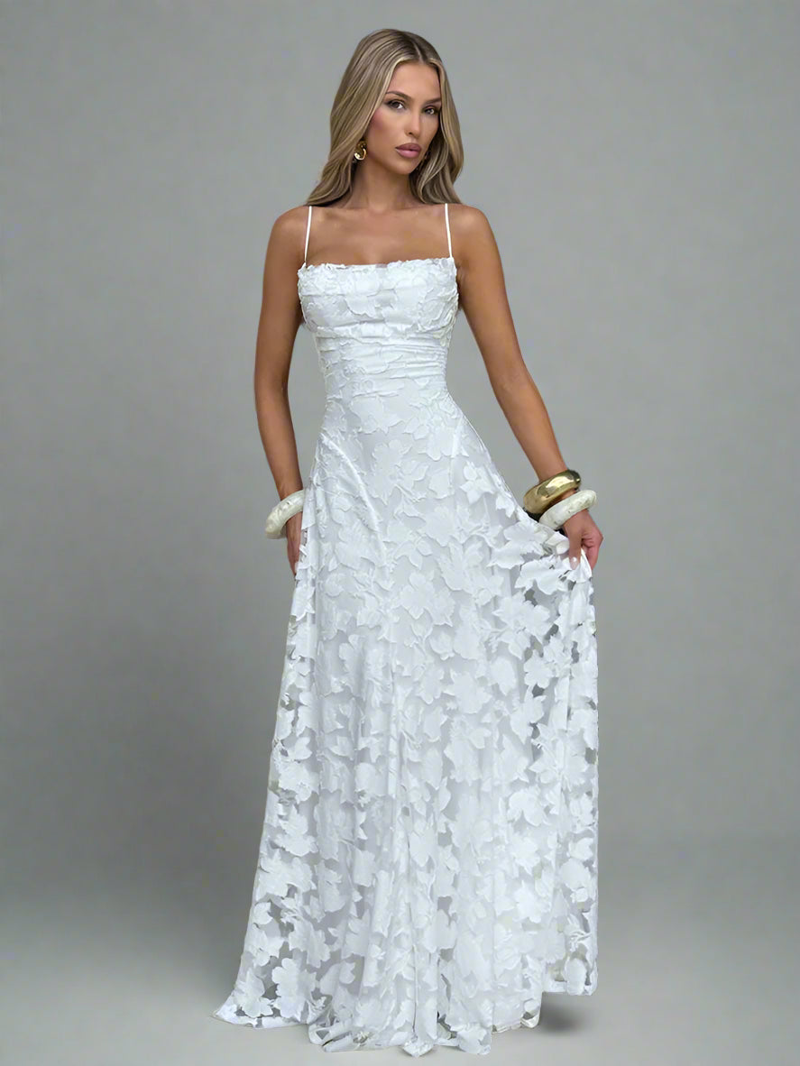 שמלת תחרה מעוצבת