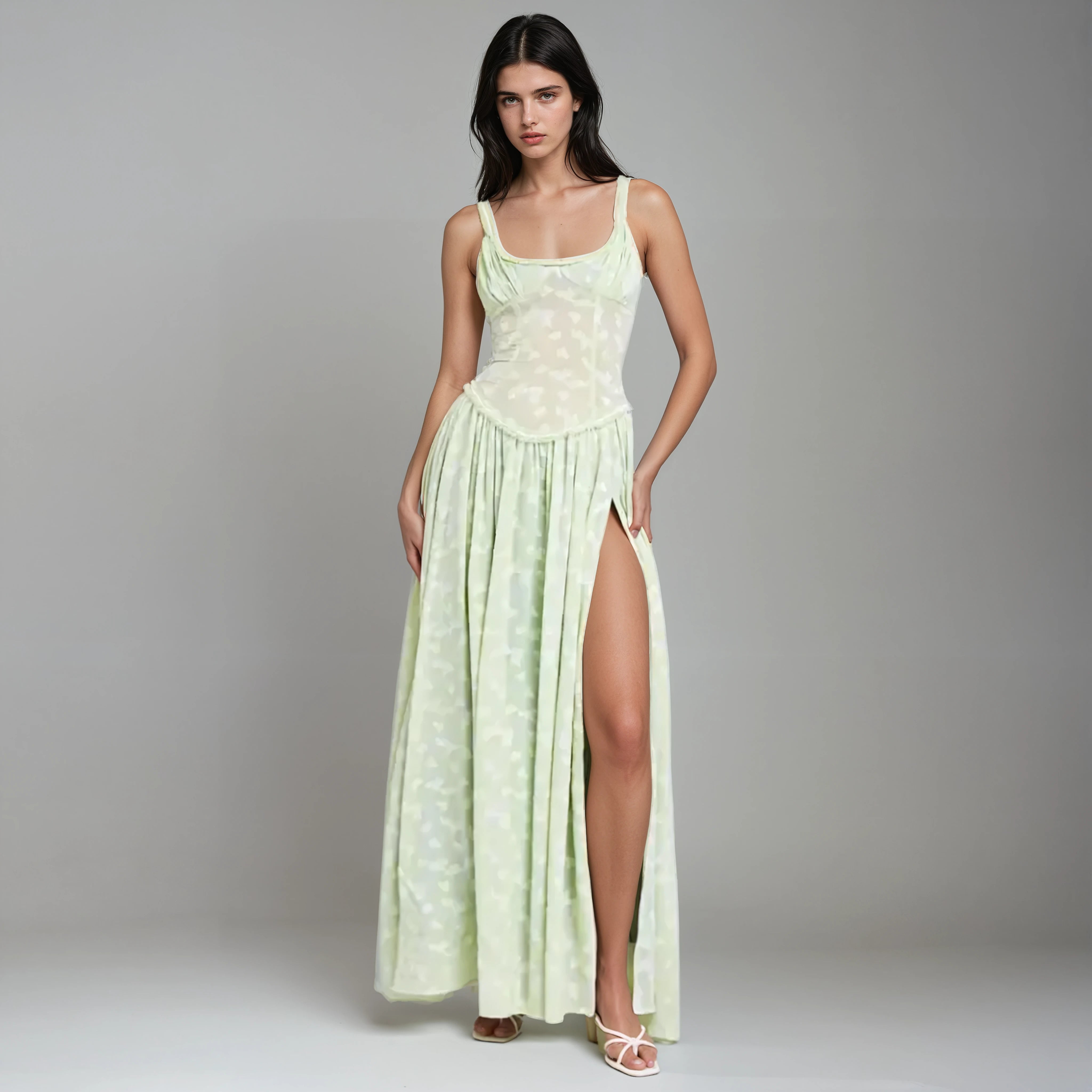 שמלת קיץ אלגנטית בשילוב שסע