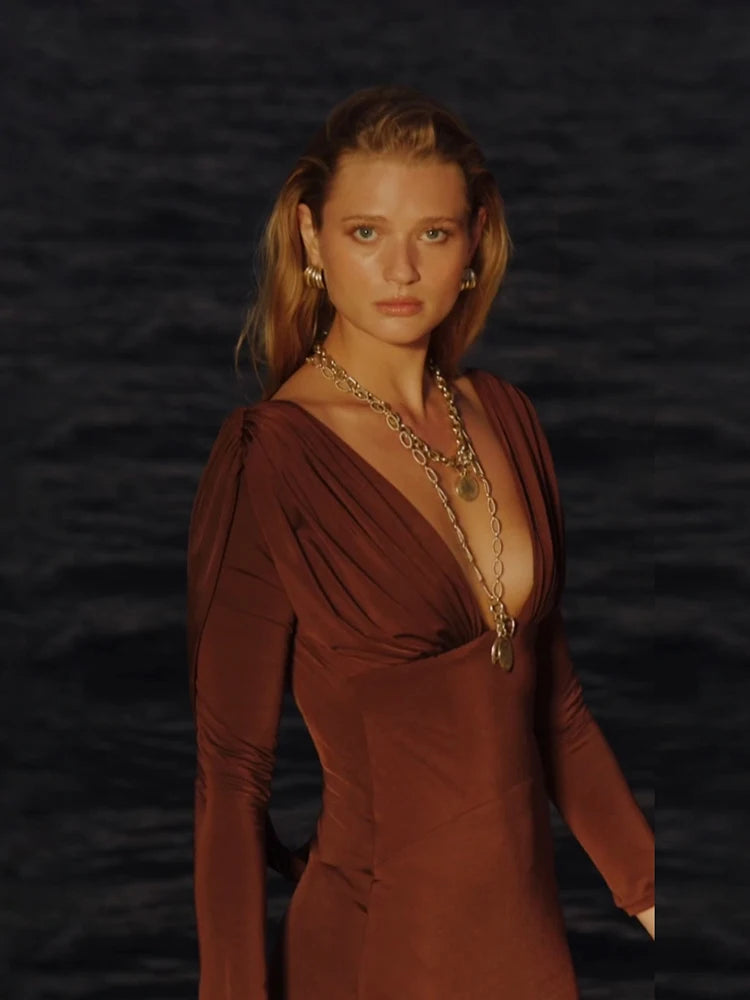 שמלת מקסי עם מחשוף עמוק