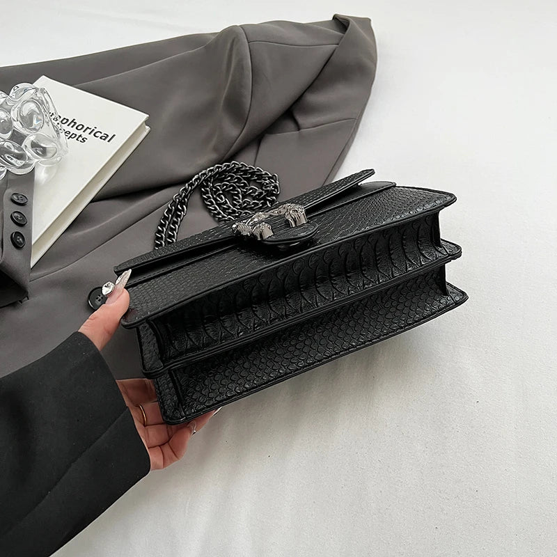 תיק צד דמוי עור עם סגירת פרסה