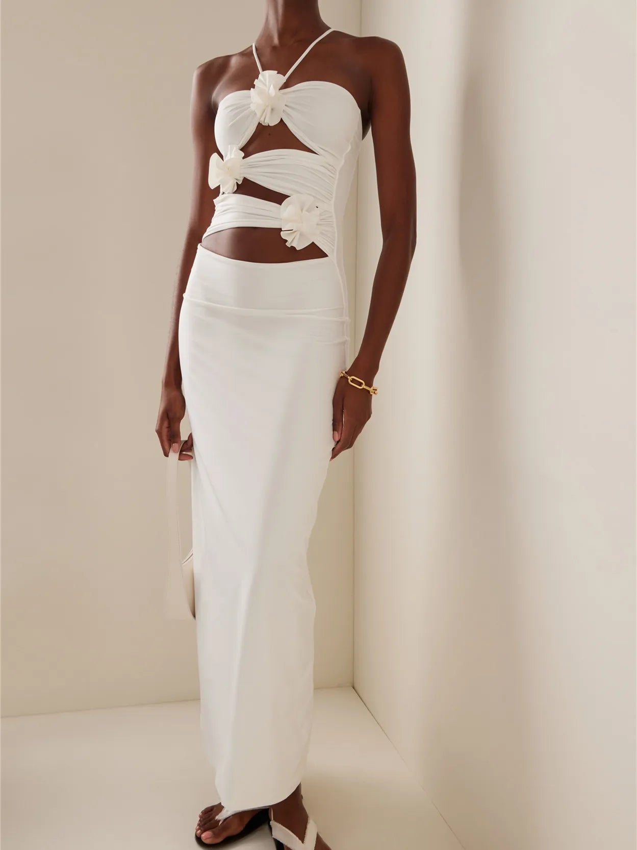 שמלת מקסי סטרפלס עם חיתוכי מותן