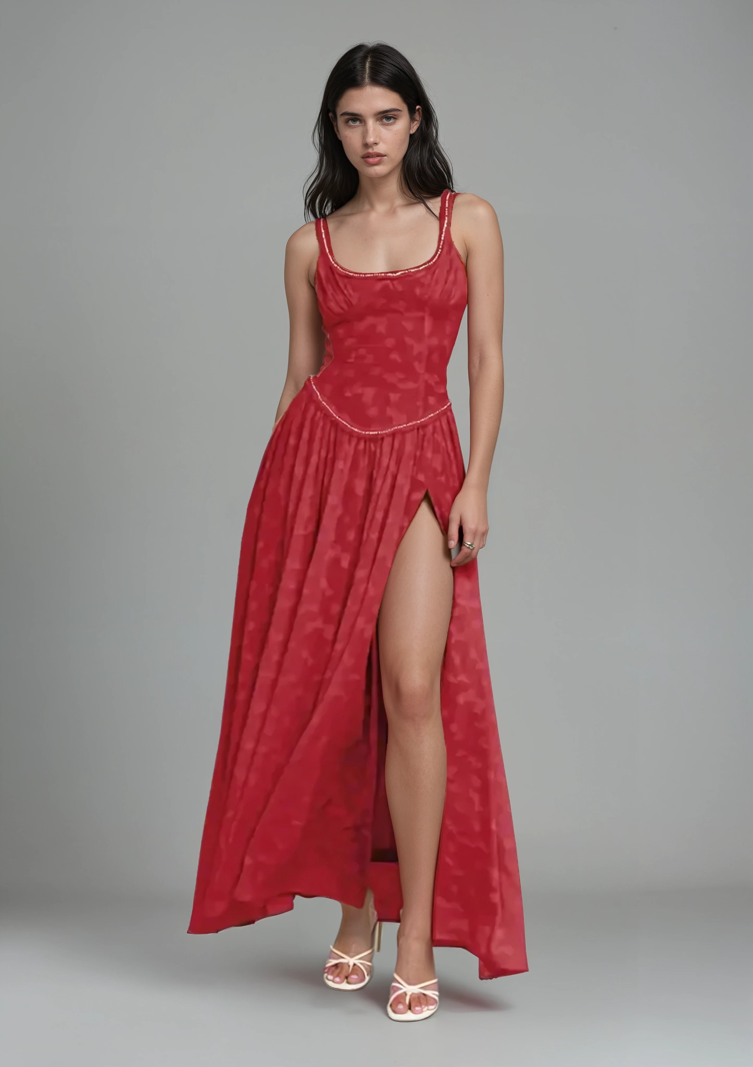 שמלת קיץ אלגנטית בשילוב שסע