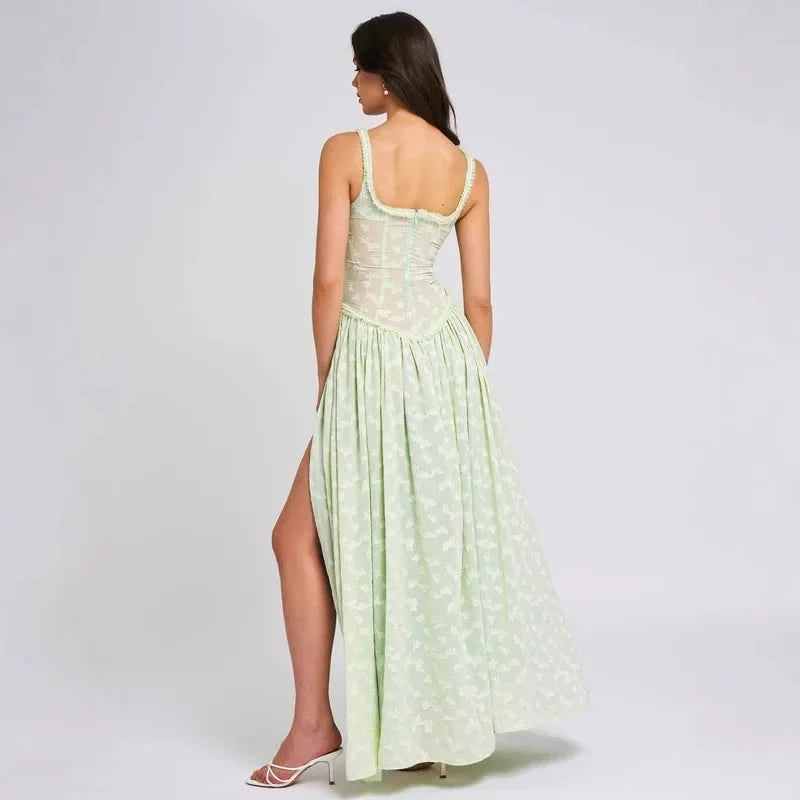 שמלת קיץ אלגנטית בשילוב שסע